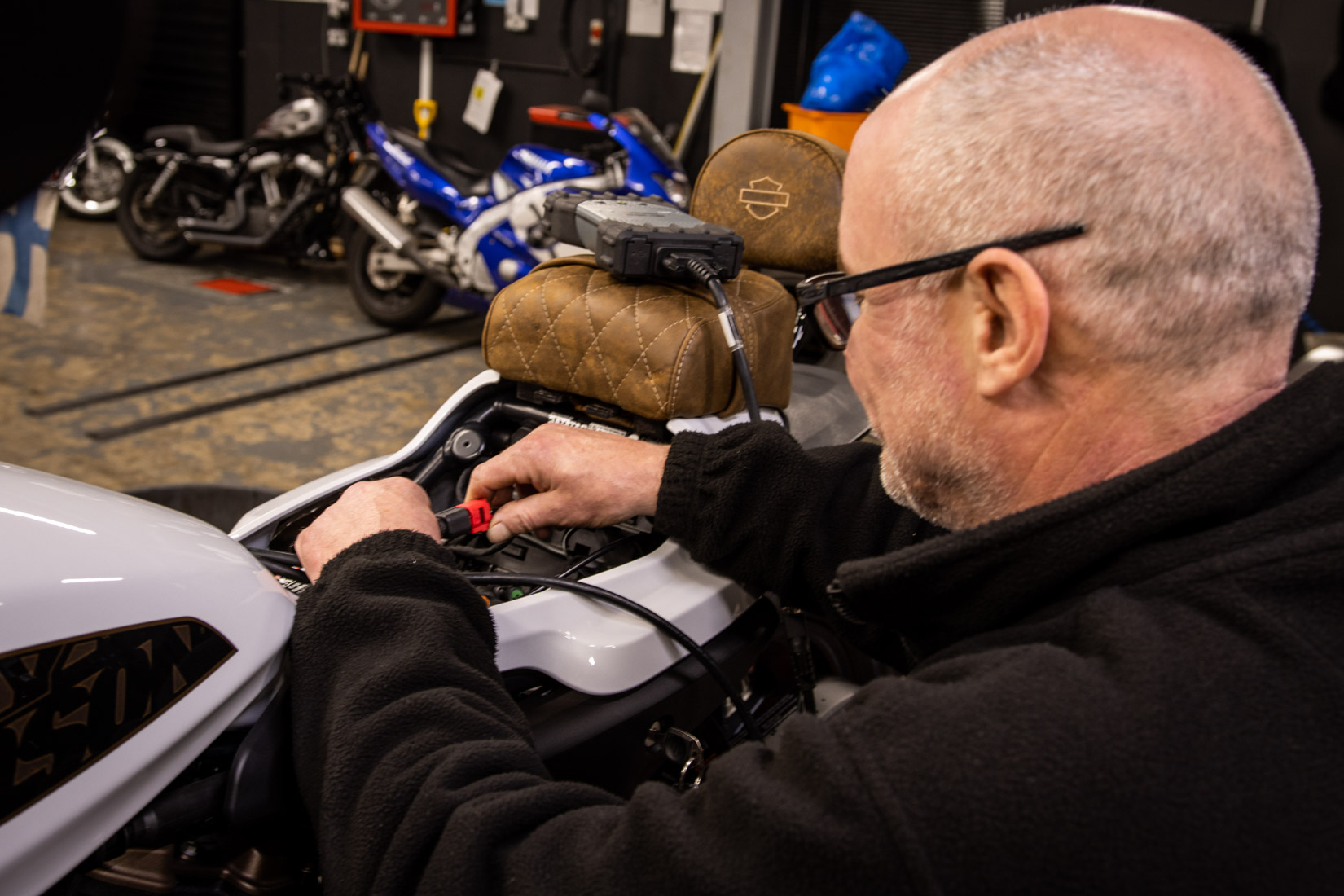 harley-davidson Mechanic Plugging in monitoring system